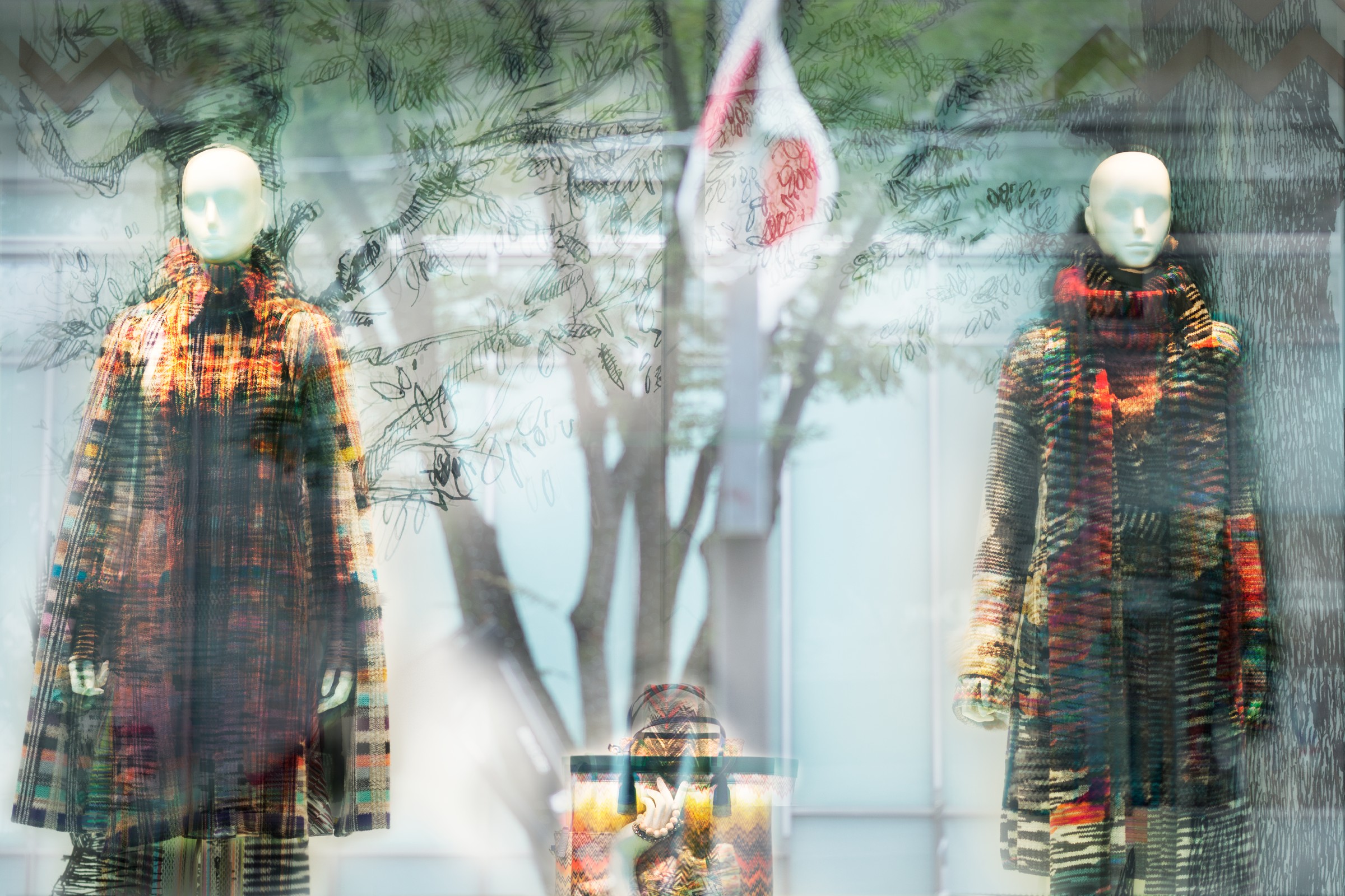 二人のマネキンと都市の樹木が重なるTokyoDress作品
