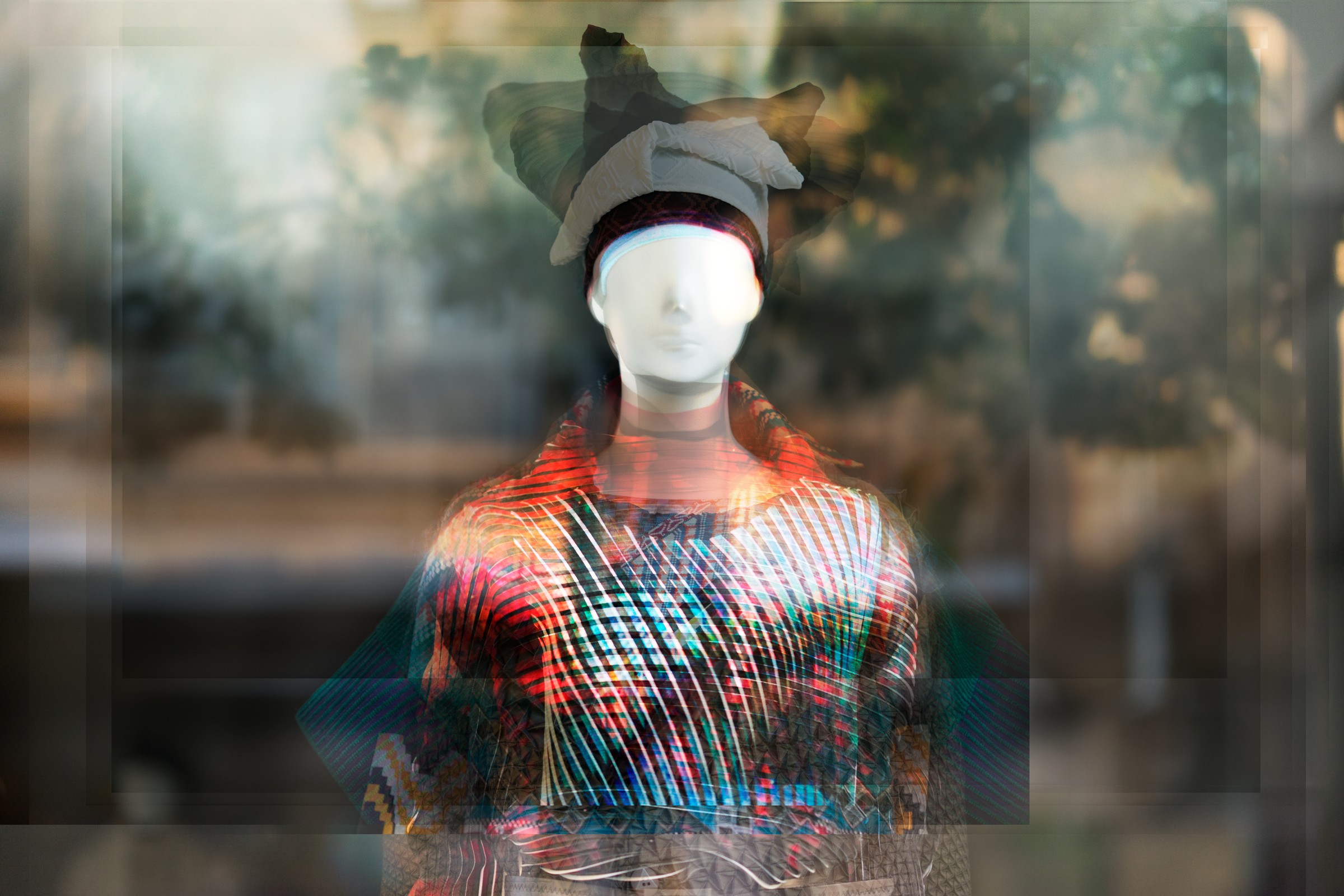 幾何学的な線と正面像が揺れるTokyoDress作品