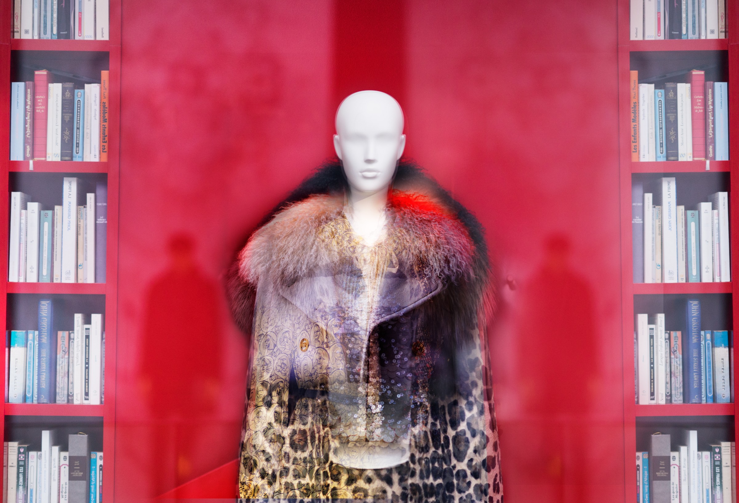 赤い空間と本棚に佇むマネキンのTokyoDress作品