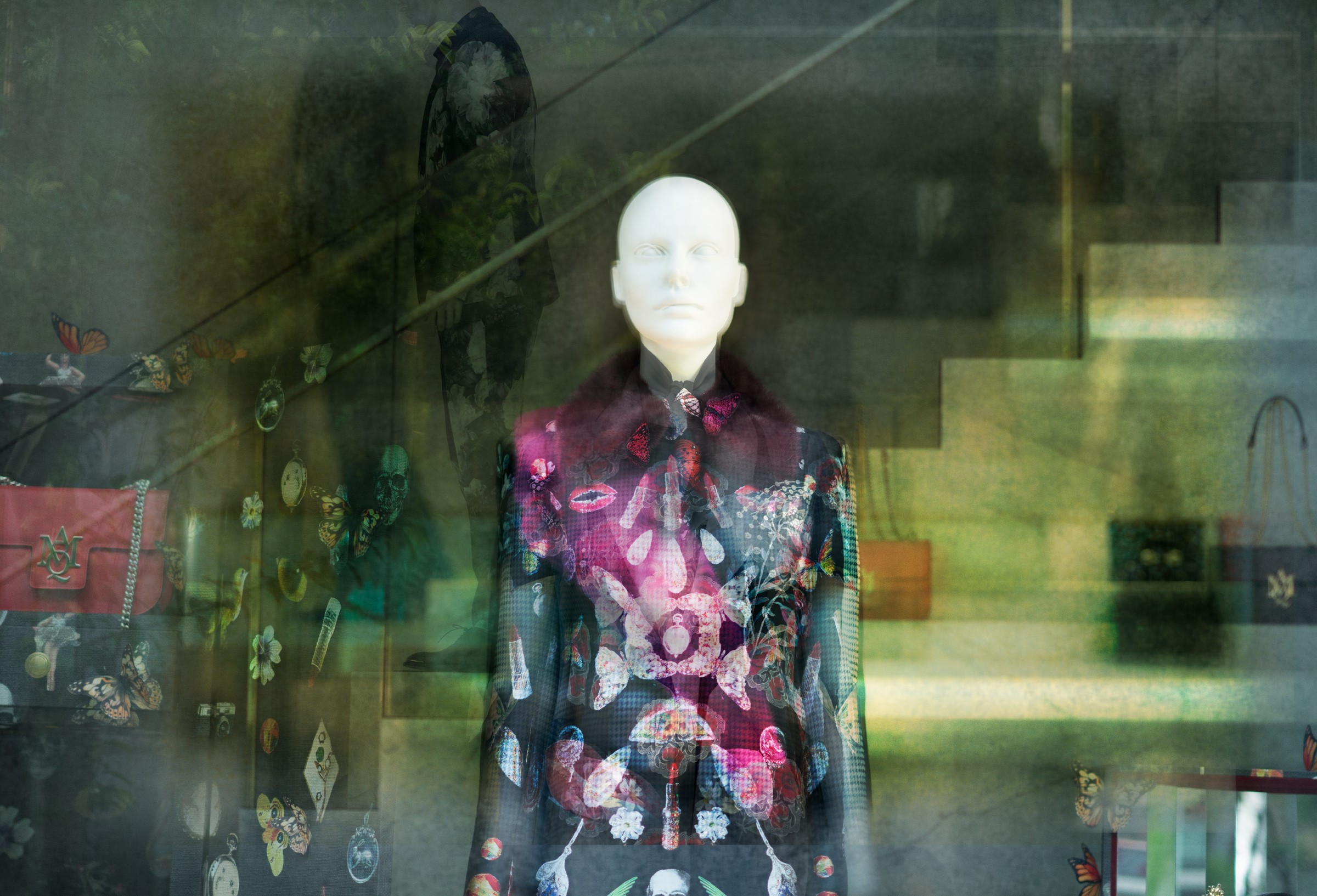 深い緑の都市風景と正面像を重ねたTokyoDress作品